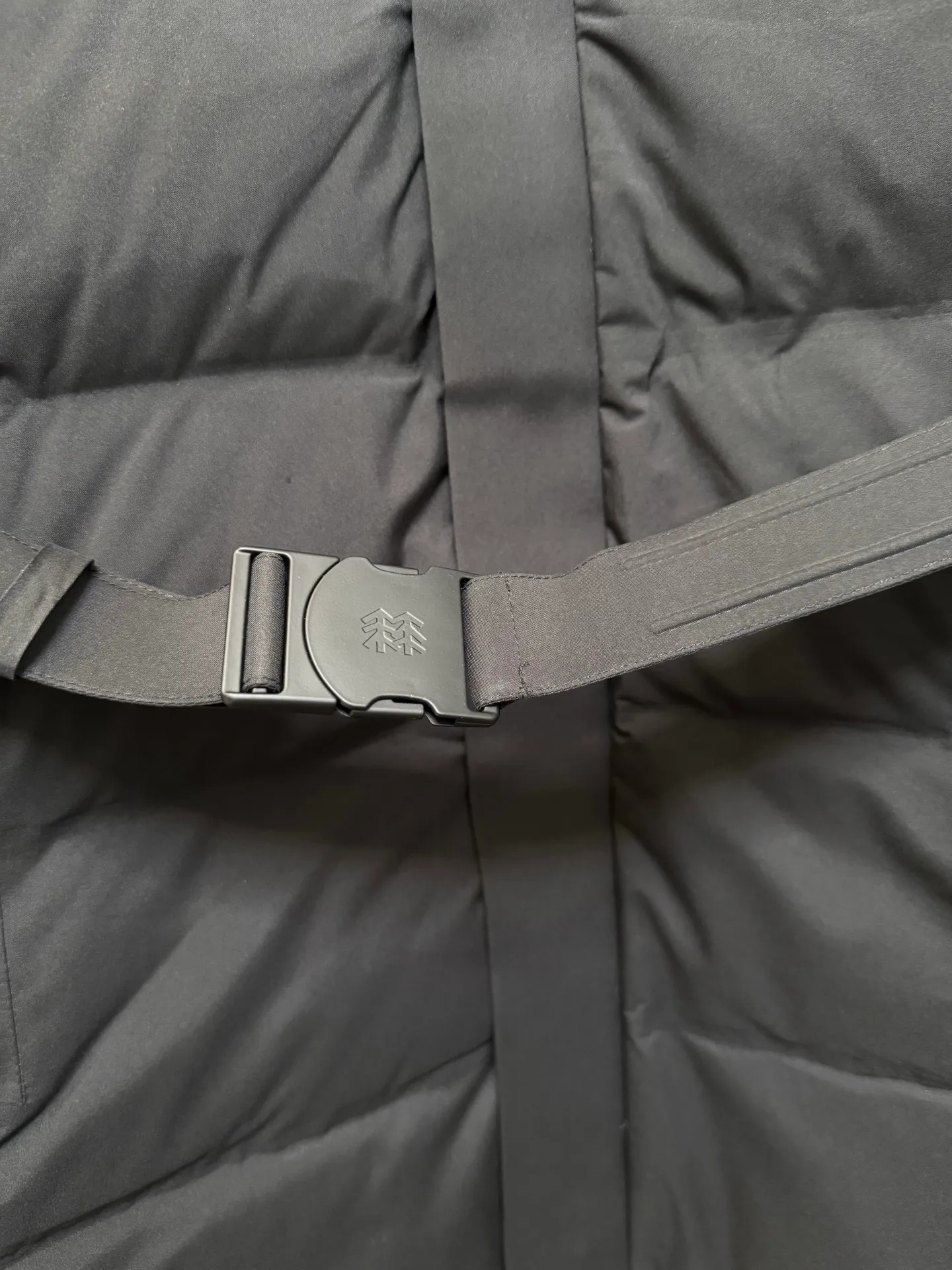 [Premium Replica] KOLON SPORT/Kolon 26fw KOLON Women's Small Waist Laminated Hooded Mid-Length Down Jacket Women's GORE TEX Waterproof and Warm Goose Down Waist Down Jacket with Elastic Belt Coat Fabric imported from the United States GORE TEX professional outdoor windproof and waterproof Breathable fabric; goose down has no odor and large velvet flowers for better warmth. Waist version shows perfect curves. Look for the correct version. Color: Black Size：s/m/l/xl/2xl